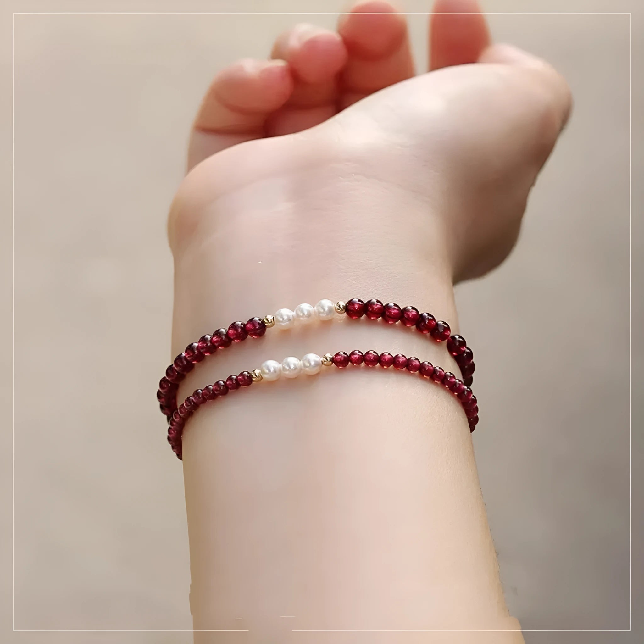 Women's artificial pearl bracelet with Chinese garnet beads in crystal construction
