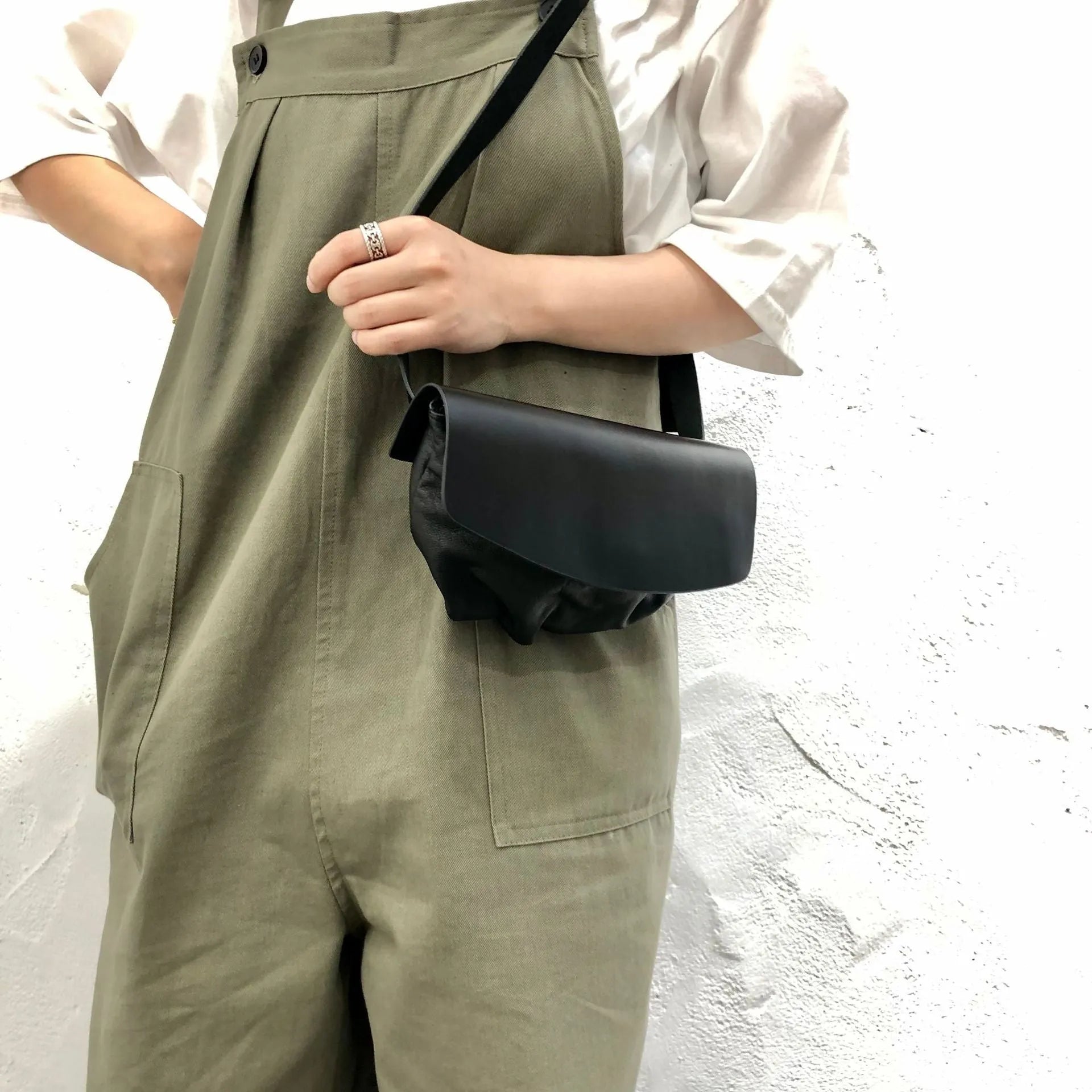 Black first layer cowhide leather handmade single-shoulder bag for women with compact design and urban simplicity style