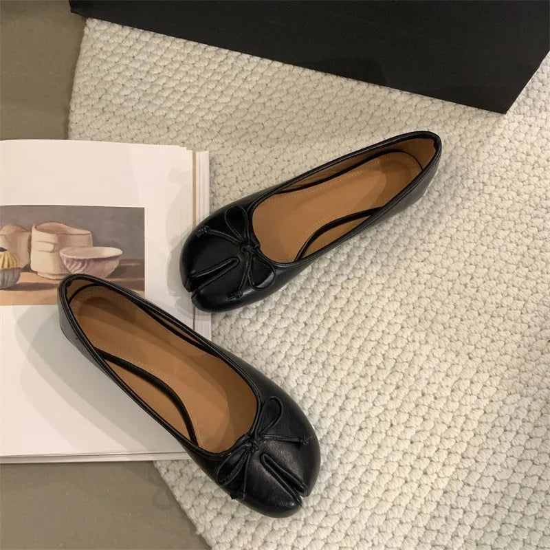 Women's split-toe flat pumps with round toe design in four colour options