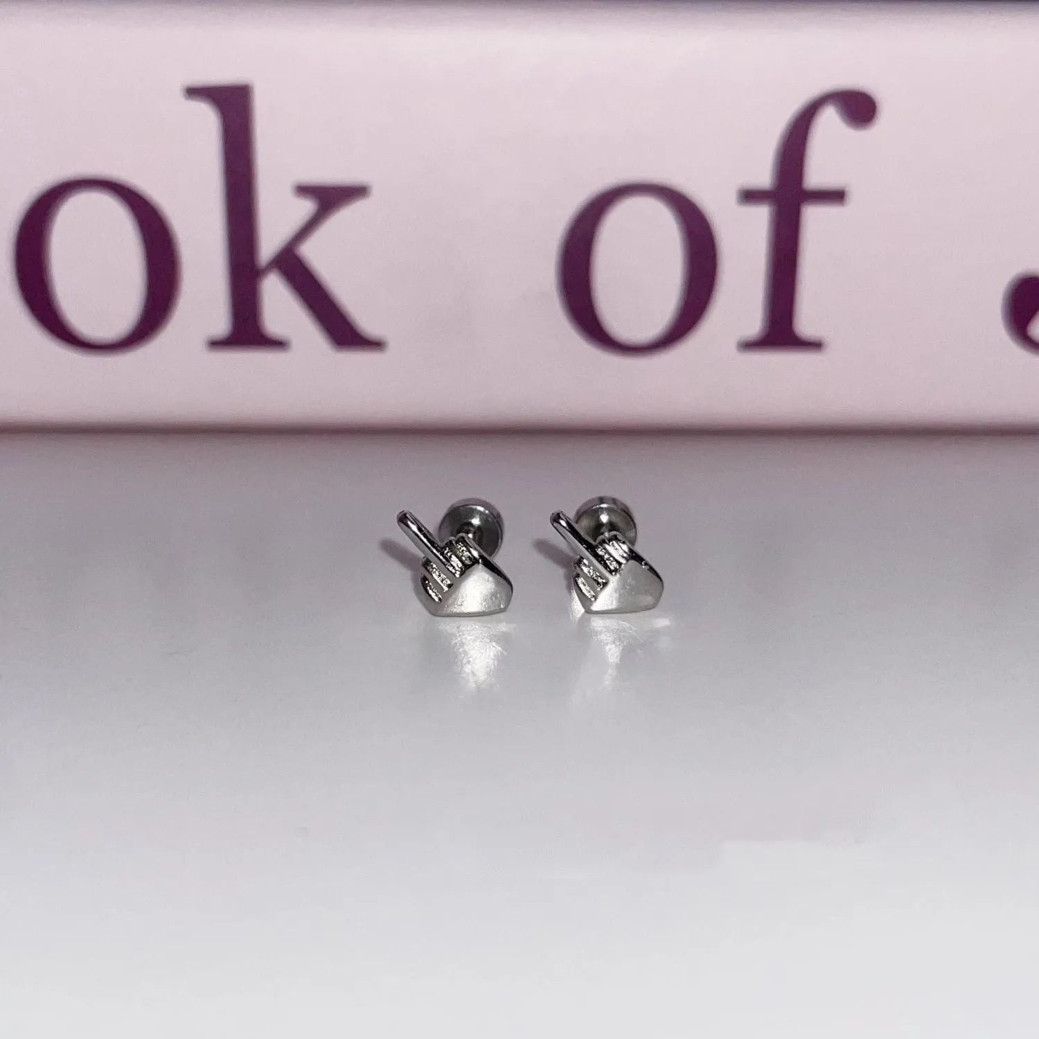 Women's alloy cartilage earring with screw clasp and vertical middle finger colour design