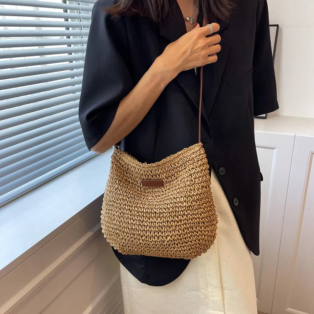 Medium woven straw tote bag with zipper in beige or dark khaki, 29cm wide, 23cm high, 6cm deep.
