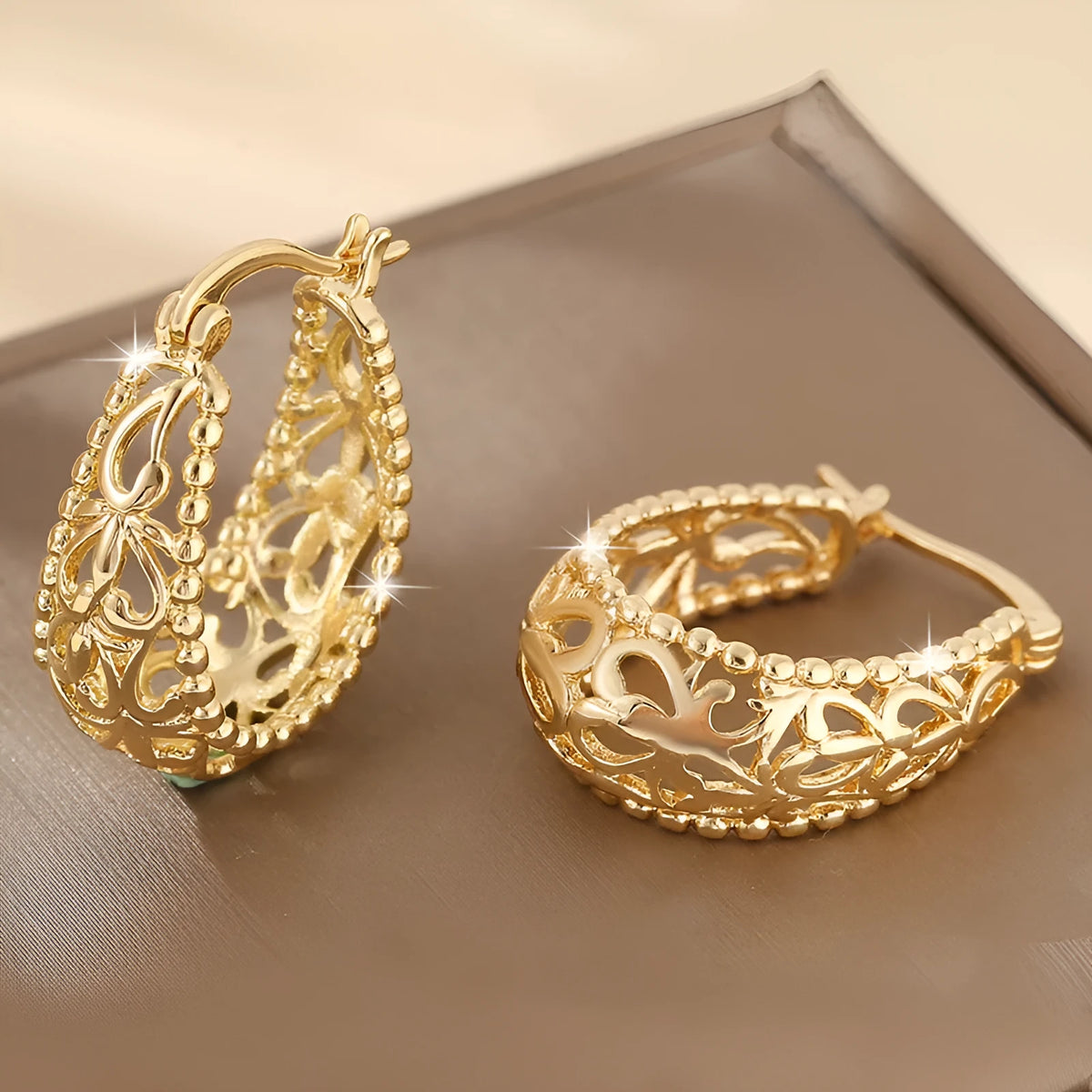 Pair of copper geometric earrings with round hollowed-out pattern in gold or silver, unisex style