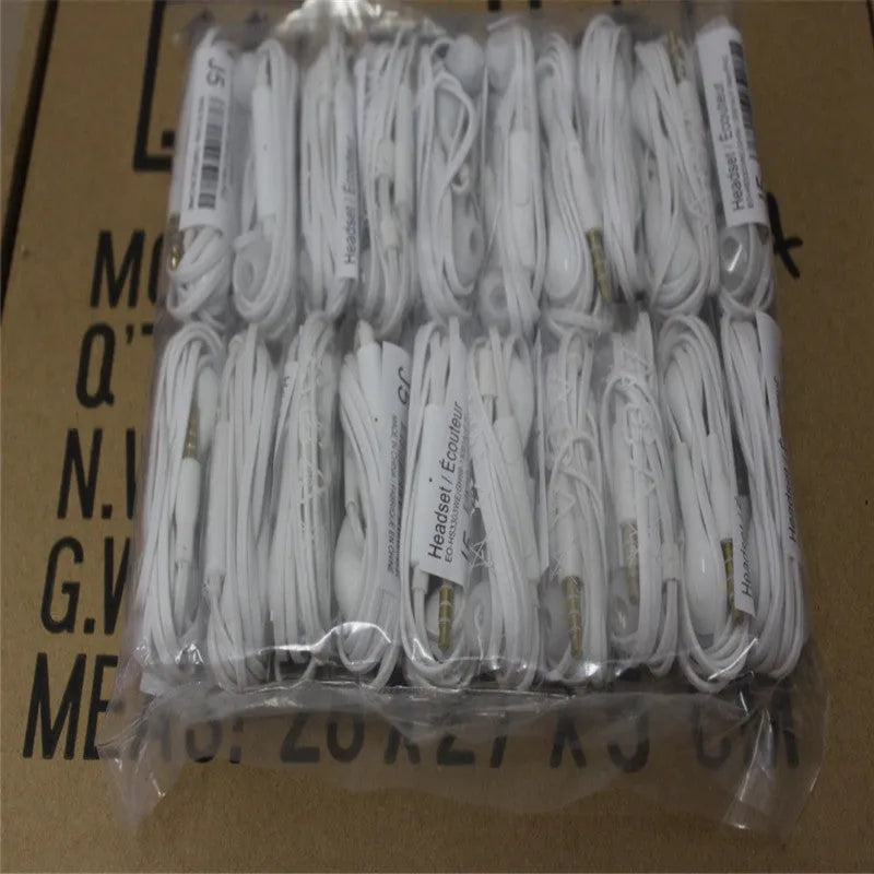 Wired in-ear headset with silicone earbuds and microphone, 3.5mm plug for PC and mobile, 2.5m TPE cable