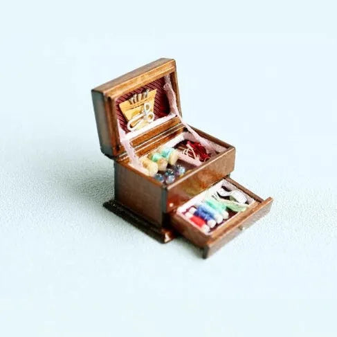 Miniature wooden sewing machine ornament with birch wood construction measuring 2.2cm×3.4cm×2.3cm