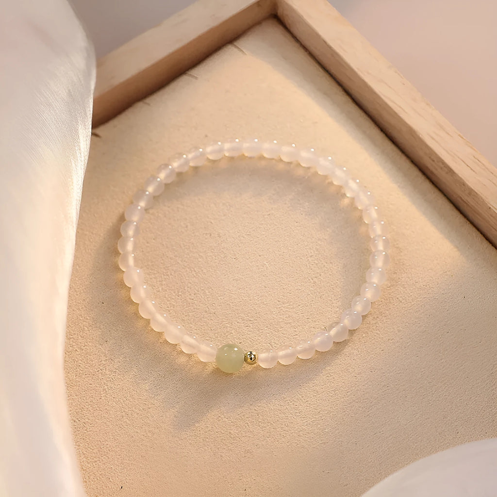 Natural white agate beaded bracelet for women with a 15cm circumference in a New Chinese style.