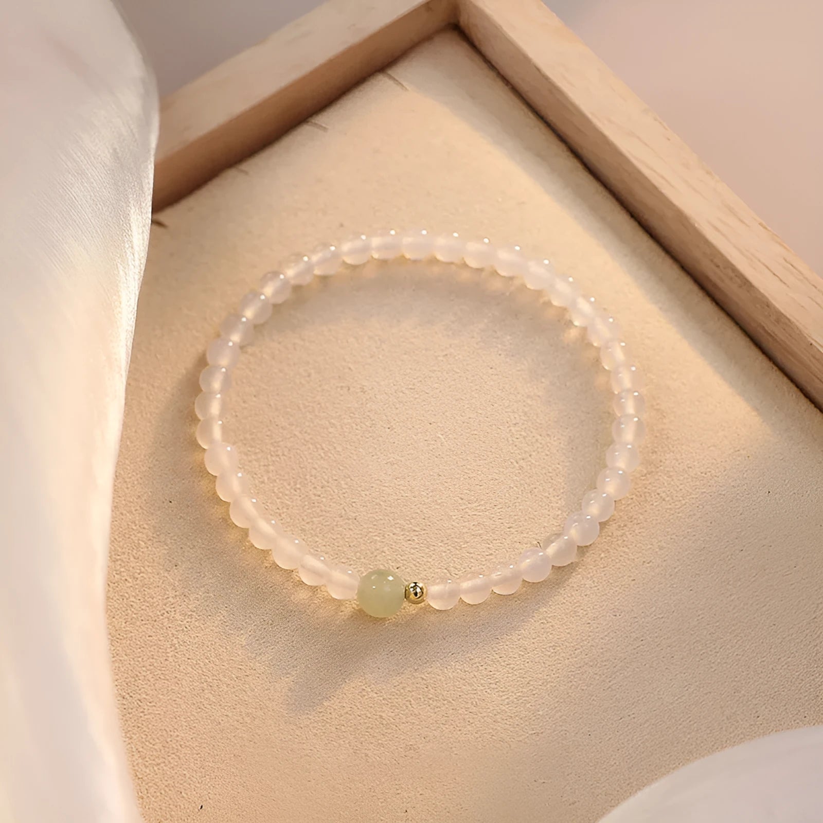 Natural white agate beaded bracelet for women with a 15cm circumference in a New Chinese style.