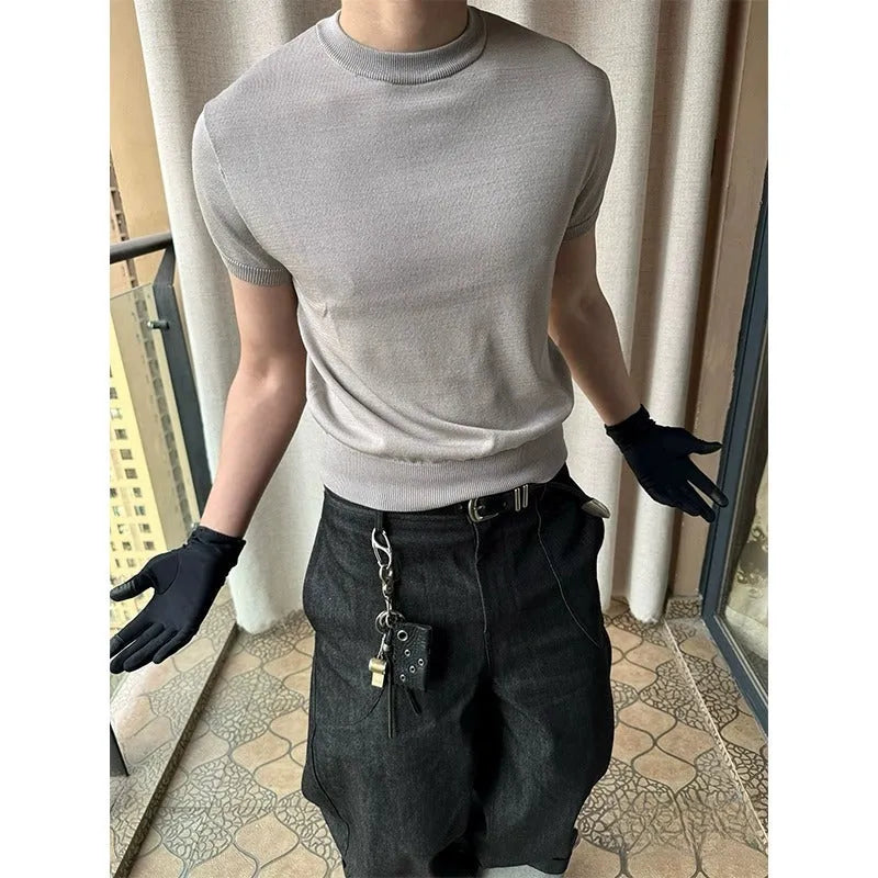 Men's slim fit knitted T-shirt with muscle-showing design and thread cuff-closing short sleeves in solid colour