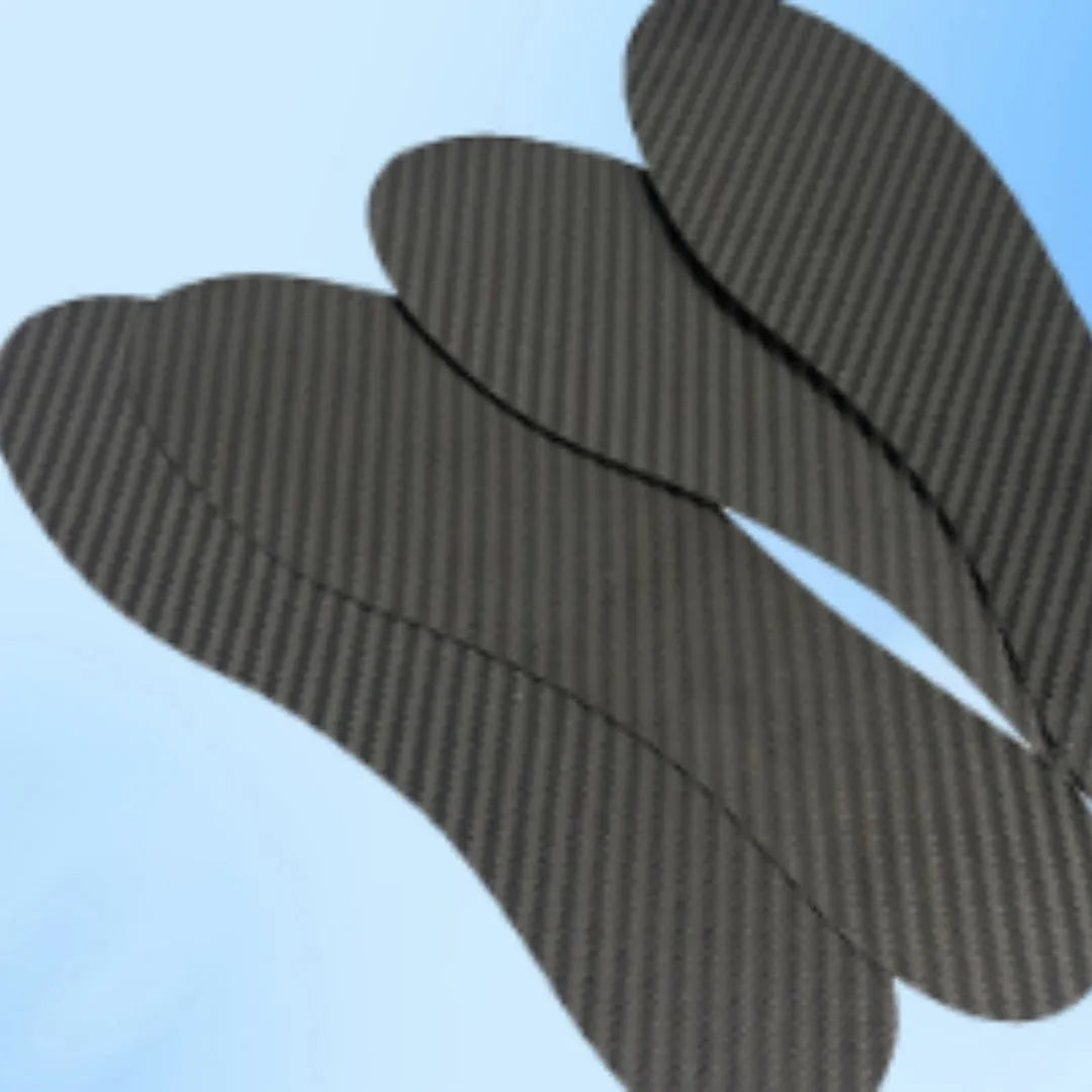 Black 3K carbon fibre full palm running shoe insoles showing textured weave, displayed next to a size chart.