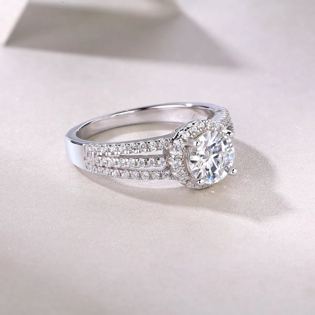 Looking Back wedding ring set with 1-carat moissanite stone in S925 silver platinum-plated band on white background