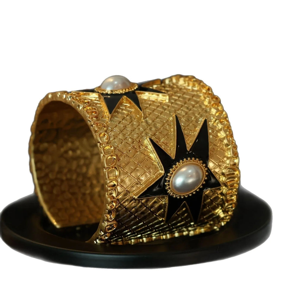 Gold-plated wide retro bracelet with star detailing, 5.8cm interface, picture colour finish