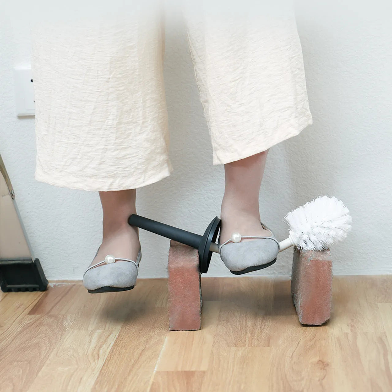 Simple toilet brush set with soft fur long handle and splash-proof holder in white
