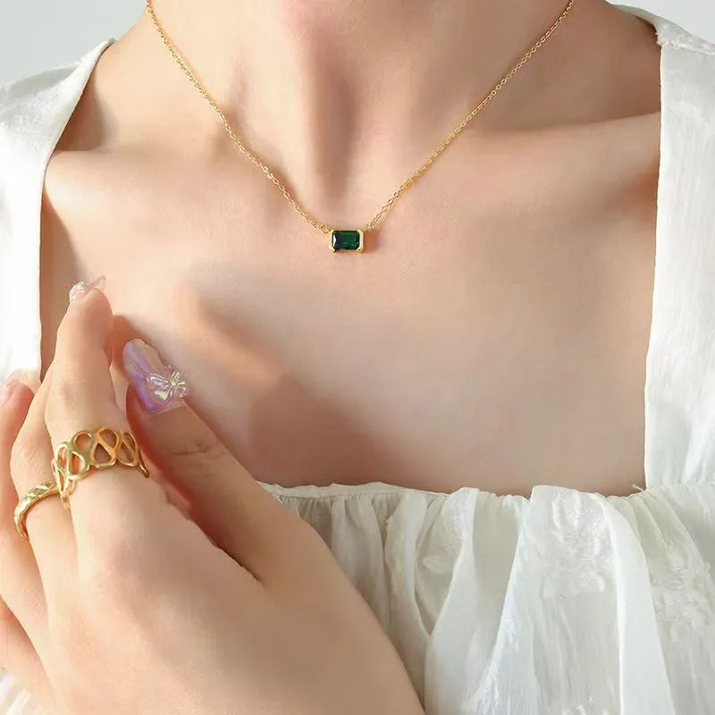 Gold geometric quadrilateral pendant necklace with Lvzuan decoration on adjustable chain