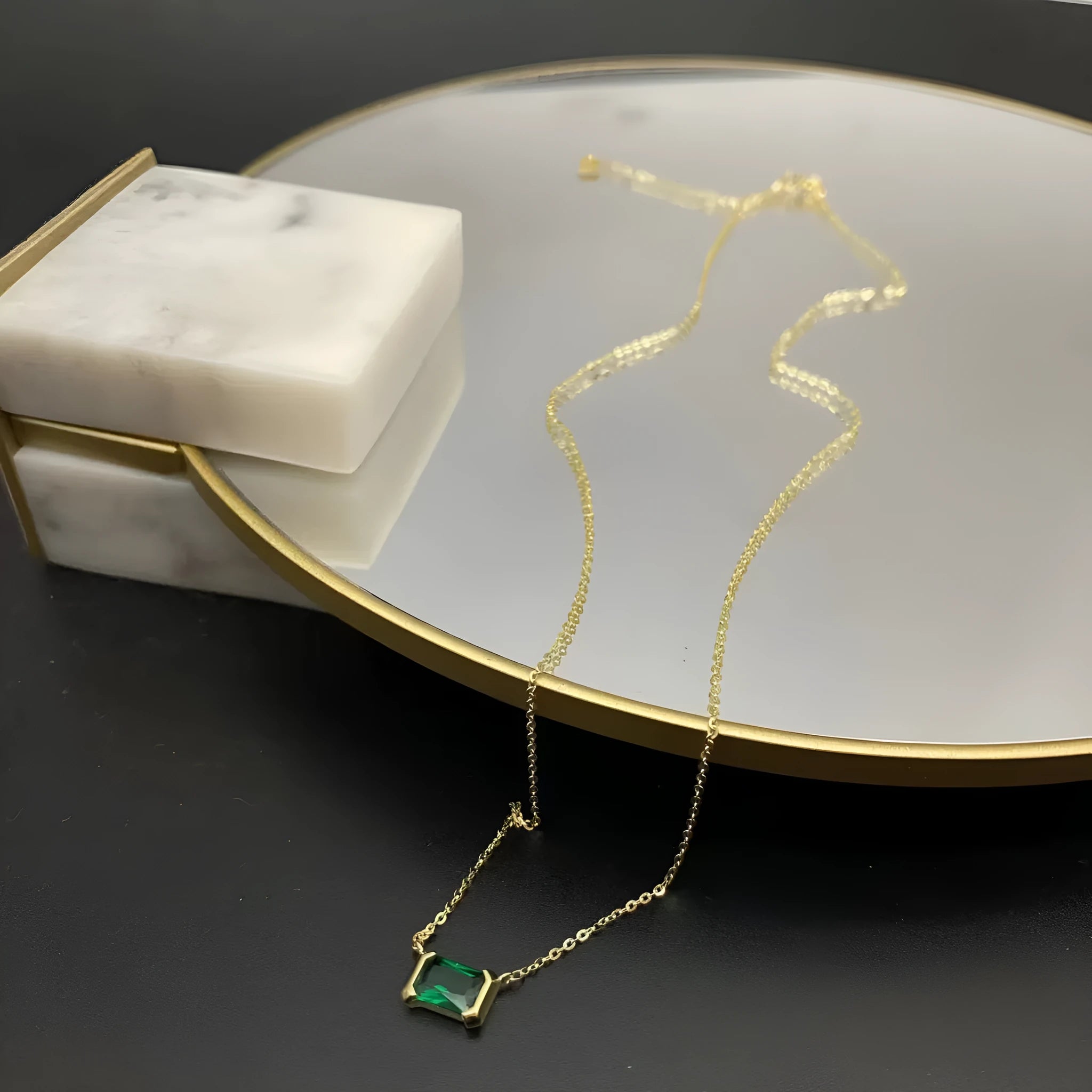 Gold geometric quadrilateral pendant necklace with Lvzuan decoration on adjustable chain