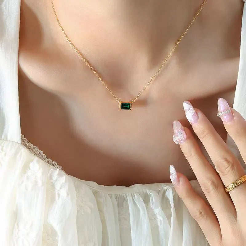 Gold geometric quadrilateral pendant necklace with Lvzuan decoration on adjustable chain