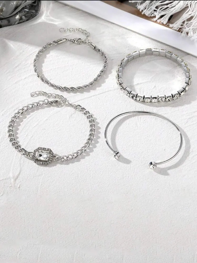 Women's geometric retro alloy bracelet set in gold or silver colour with four chain jewellery pieces