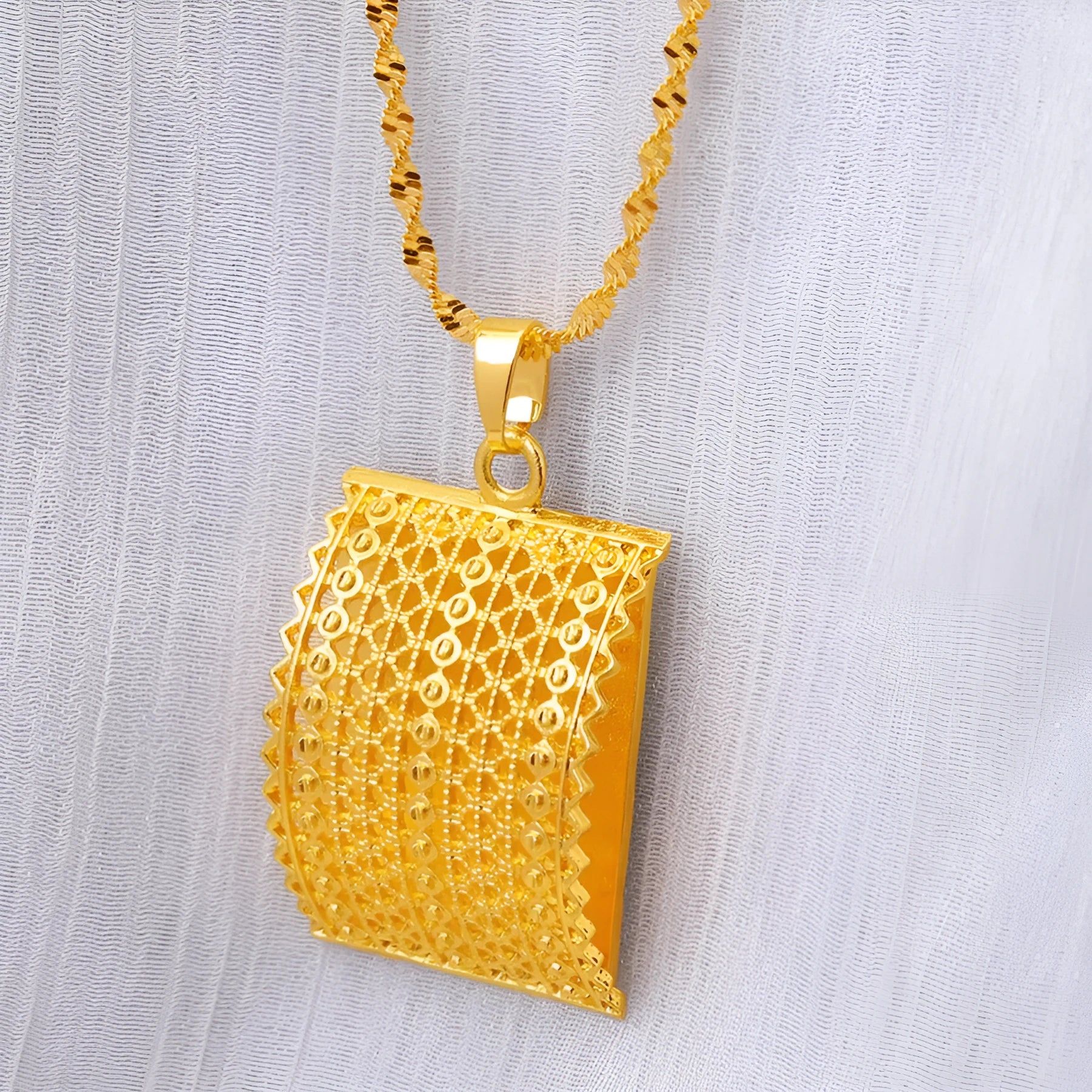 Gold-coloured copper bridal jewellery set with necklace, earrings, and ring in natural style