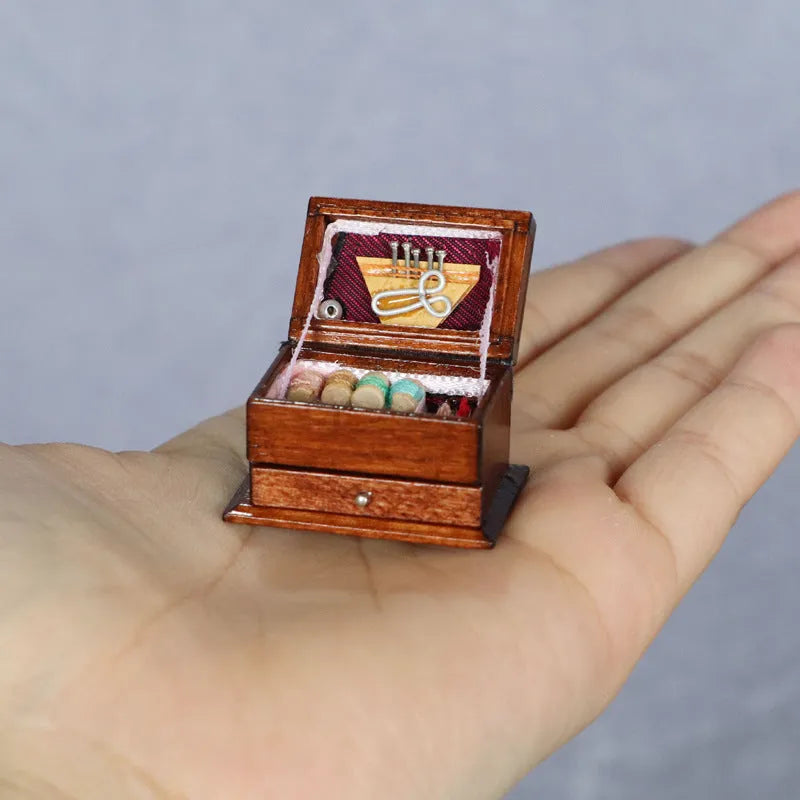 Miniature wooden sewing machine ornament with birch wood construction measuring 2.2cm×3.4cm×2.3cm