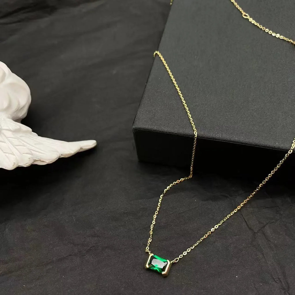 Gold geometric quadrilateral pendant necklace with Lvzuan decoration on adjustable chain