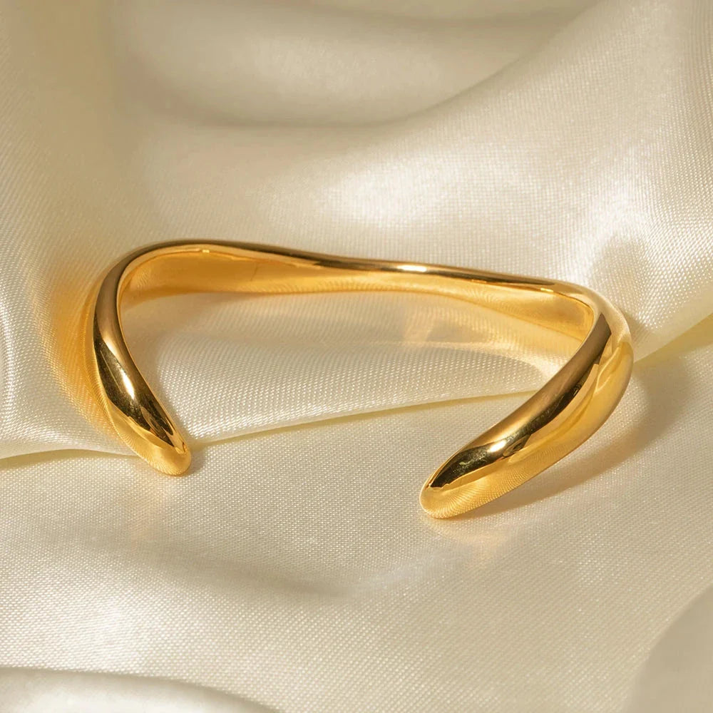 Geometric Stainless Steel Wavy Bracelet with 18K Gold Plating - Sophisticated Kiwi Accessory