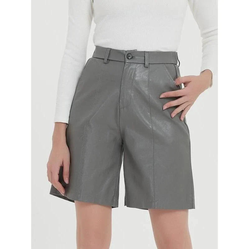 Stylish knee-length PU leather shorts for Kiwi women, featuring a flattering mid-rise waist and elastic waistband for maximum comfort.