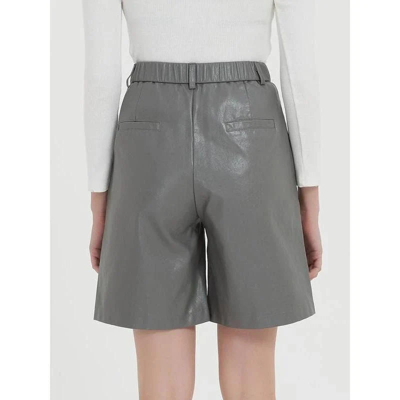 Stylish knee-length PU leather shorts for Kiwi women, featuring a flattering mid-rise waist and elastic waistband for maximum comfort.