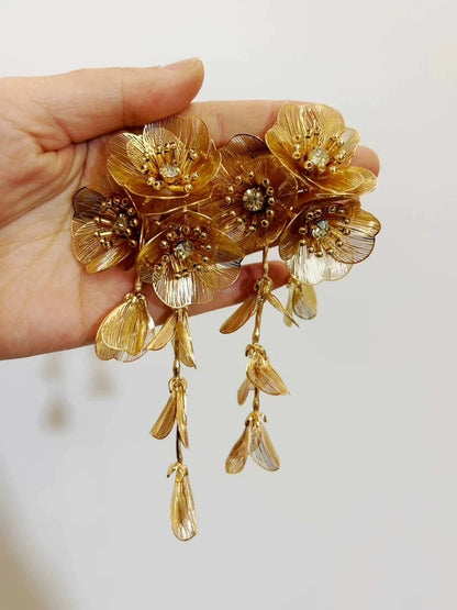 Stylish gold-toned tasseled floral earrings and necklace set, featuring delicate flower motifs and adjustable elements for a trendy Kiwi-inspired look.