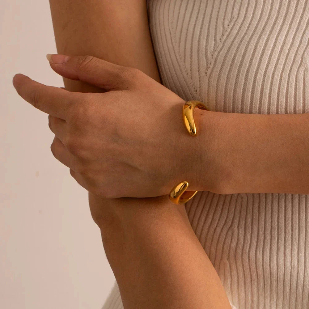 Geometric Stainless Steel Wavy Bracelet with 18K Gold Plating - Sophisticated Kiwi Accessory