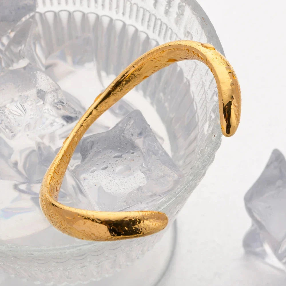 Geometric Stainless Steel Wavy Bracelet with 18K Gold Plating - Sophisticated Kiwi Accessory