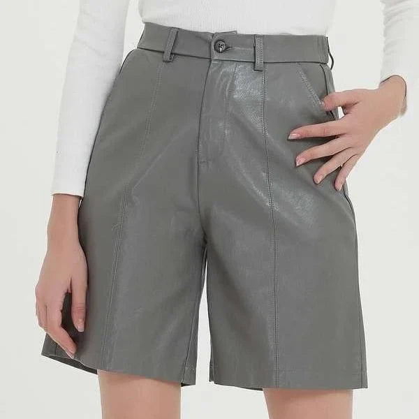 Stylish knee-length PU leather shorts for Kiwi women, featuring a flattering mid-rise waist and elastic waistband for maximum comfort.