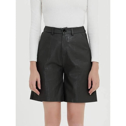 Stylish knee-length PU leather shorts for Kiwi women, featuring a flattering mid-rise waist and elastic waistband for maximum comfort.