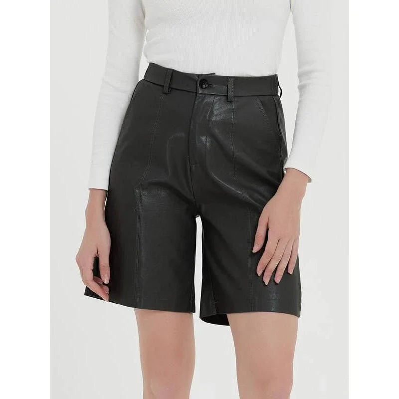 Stylish knee-length PU leather shorts for Kiwi women, featuring a flattering mid-rise waist and elastic waistband for maximum comfort.