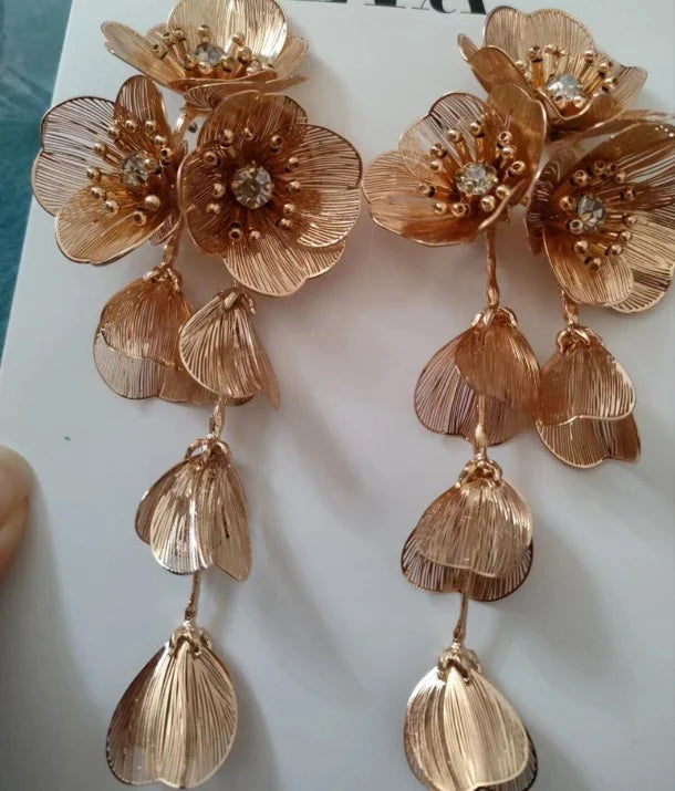 Stylish gold-toned tasseled floral earrings and necklace set, featuring delicate flower motifs and adjustable elements for a trendy Kiwi-inspired look.