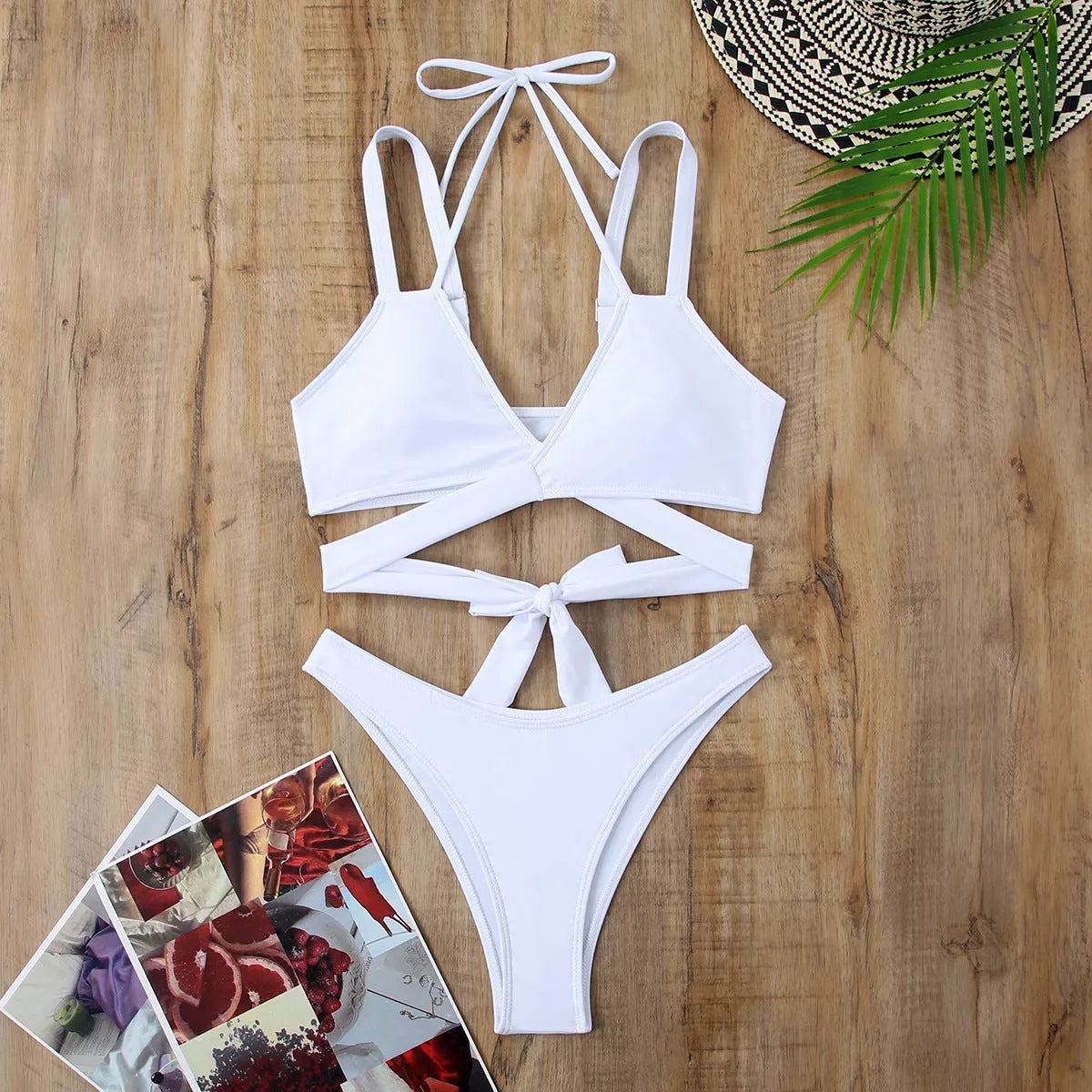 Solid colour women's bikini swimsuit with adjustable straps and briefs-style bottom