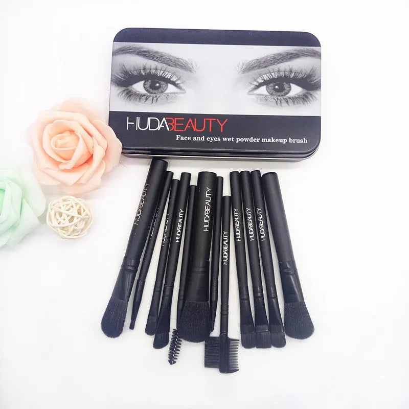 12 makeup brushes in black tin box with corrugated silk nylon bristles and wooden handles