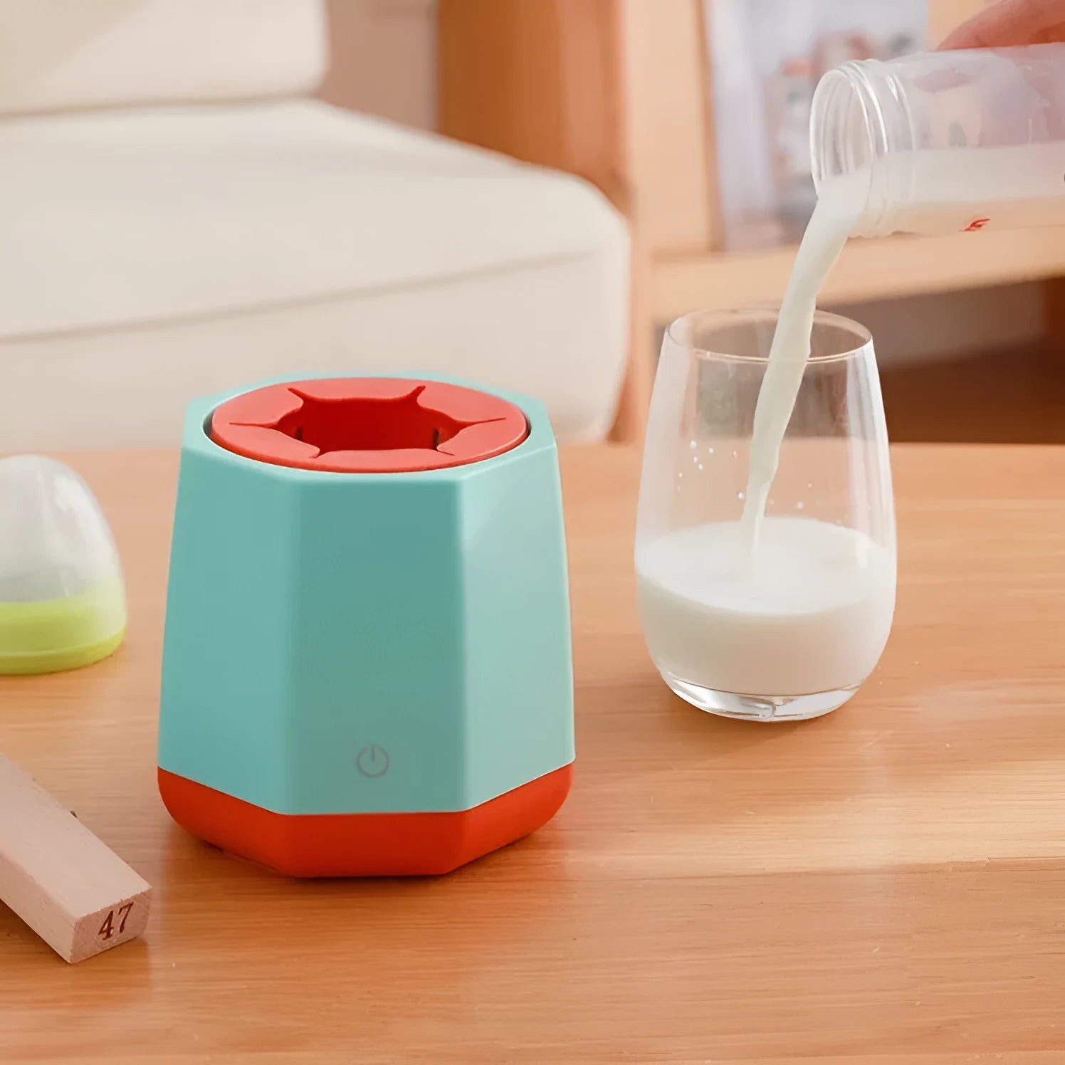 White baby electric milk shaker with green silicone slot holding a round baby bottle, 110x110x110mm