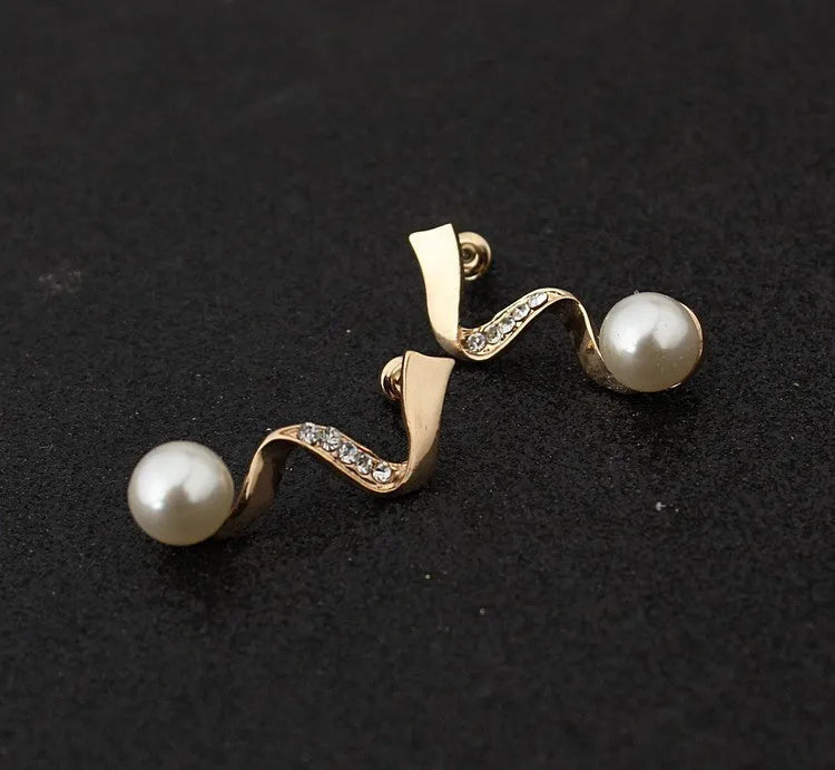 Gold electroplated pearl necklace and earrings set with drop-shaped pendant on deep V clavicle chain