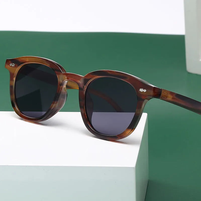 Retro round sunglasses with metal hinge and PC lens in various frame and colour combinations