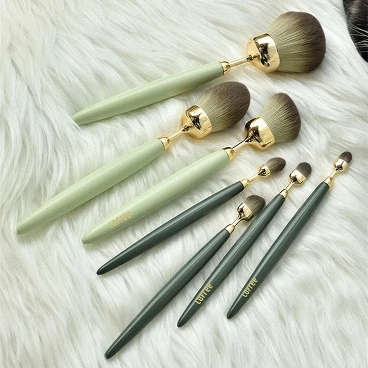 BA 7-piece makeup brush set with beech wood handles and soft bristles in multiple colours