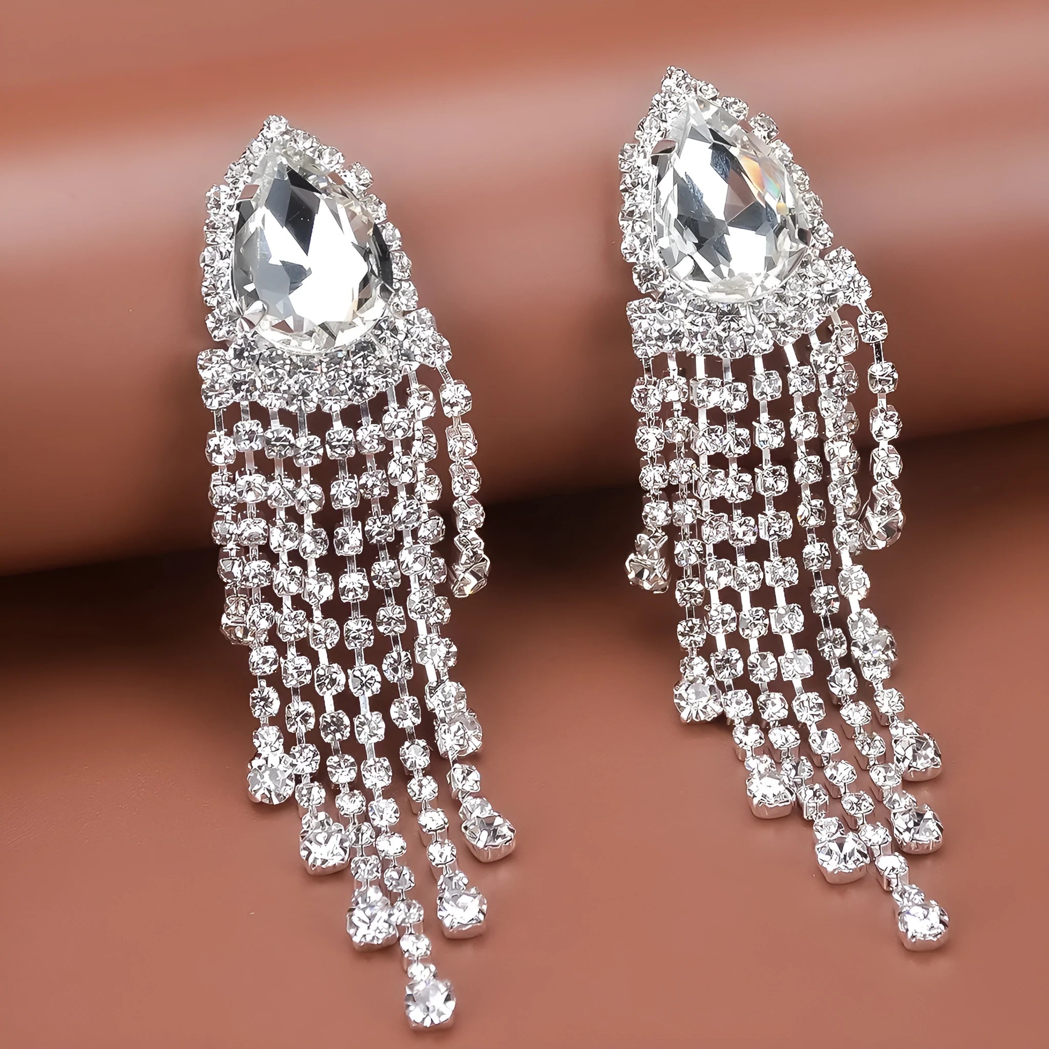 Drop-shaped rhinestone tassel earrings in silver with diamond treatment, 10cm length