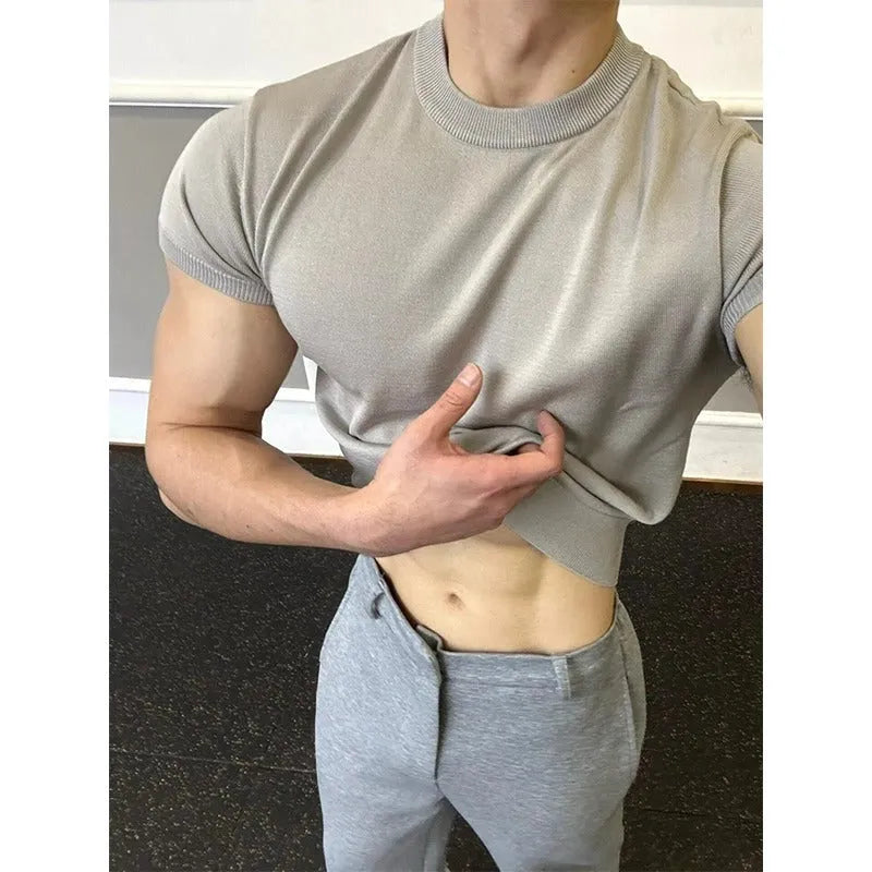 Men's slim fit knitted T-shirt with muscle-showing design and thread cuff-closing short sleeves in solid colour