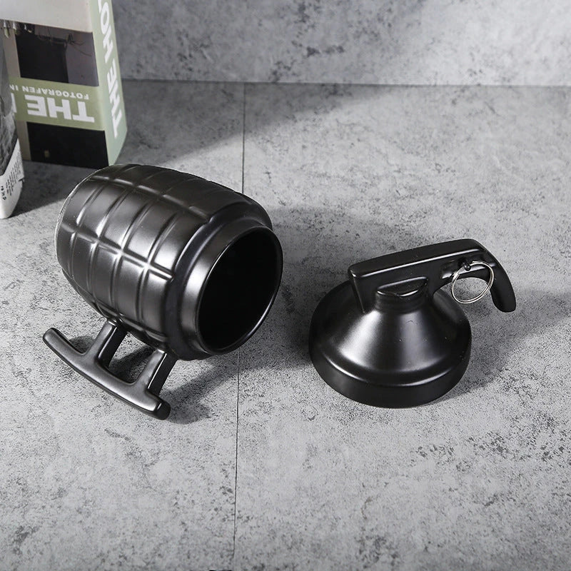 Grenade-shaped ceramic coffee mug with lid, made of durable nylon material for hot drinks