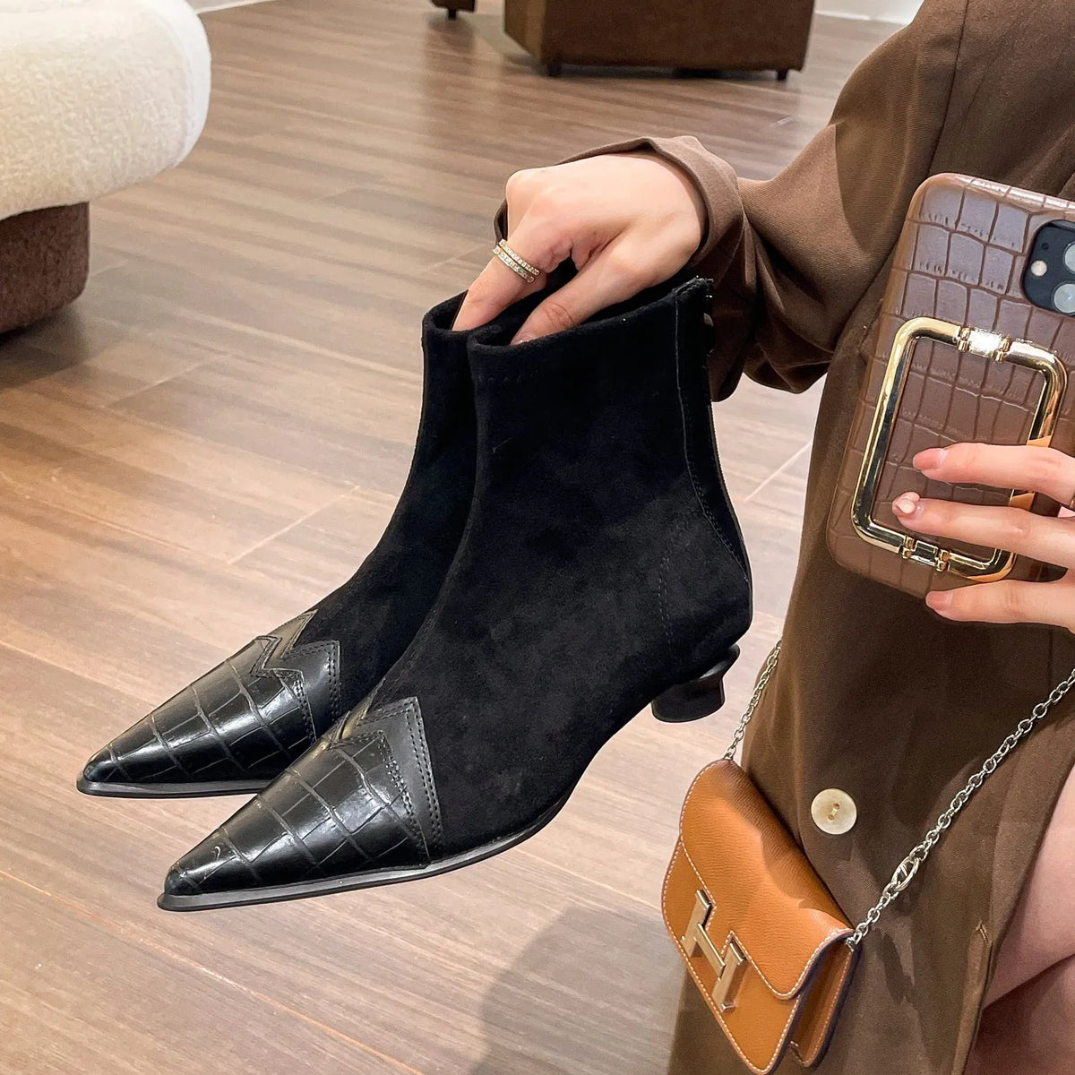 Retro patchwork pointed boots with back zipper and kitten heel in brown or black suede, sizes 35-39.