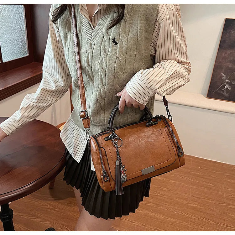 Large capacity women's PU handbag in brown with 26x13x17cm dimensions