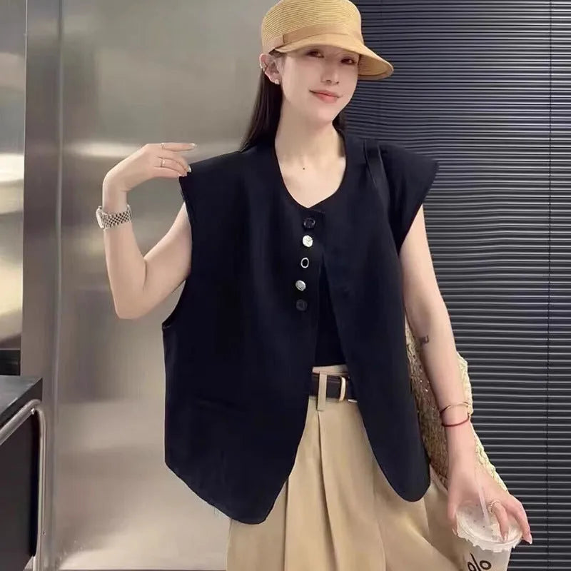 Women's loose fit sleeveless vest in solid colour with side pockets.