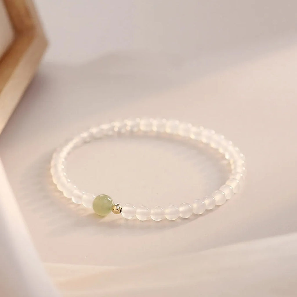 Natural white agate beaded bracelet for women with a 15cm circumference in a New Chinese style.