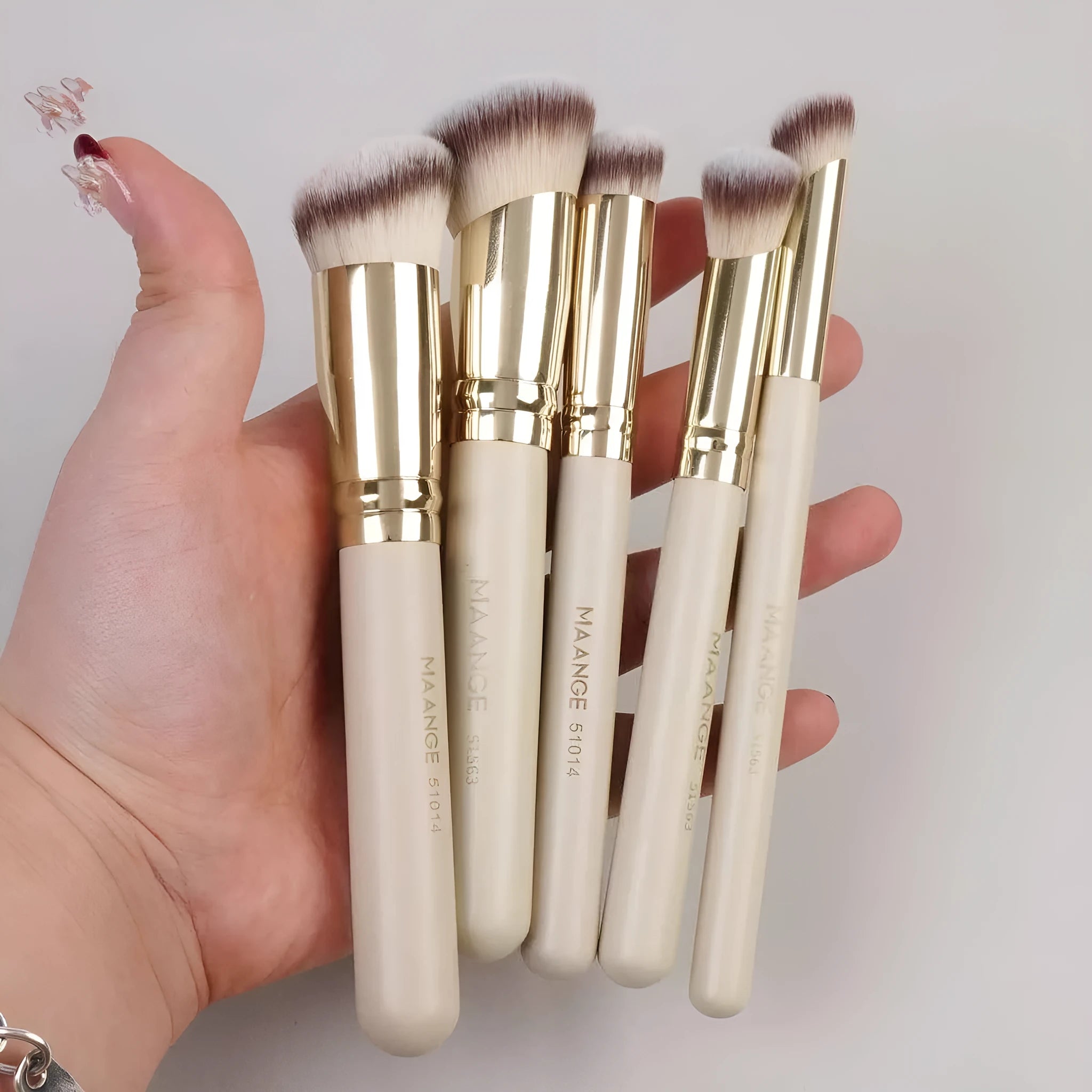 Apricot-coloured 5-piece kabuki makeup brush set with angled blusher brush