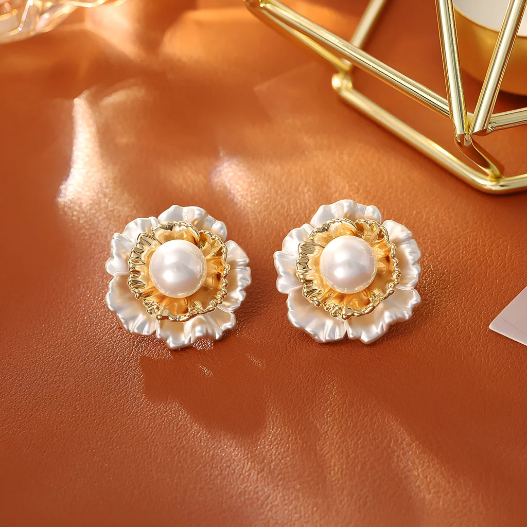 Pleated flower pearl stud earrings in real gold-plated copper, casual floral ear studs, 1 pair
