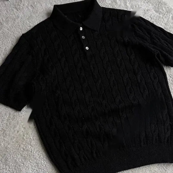 Man wearing a gray knitted short sleeve crew neck t-shirt, casual summer outfit.