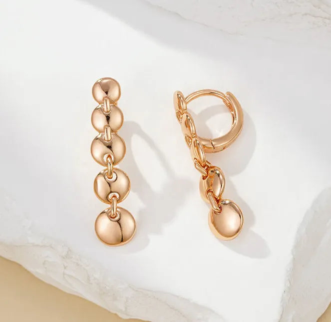 Gold-coloured retro circle earrings with woven copper construction and geometric design