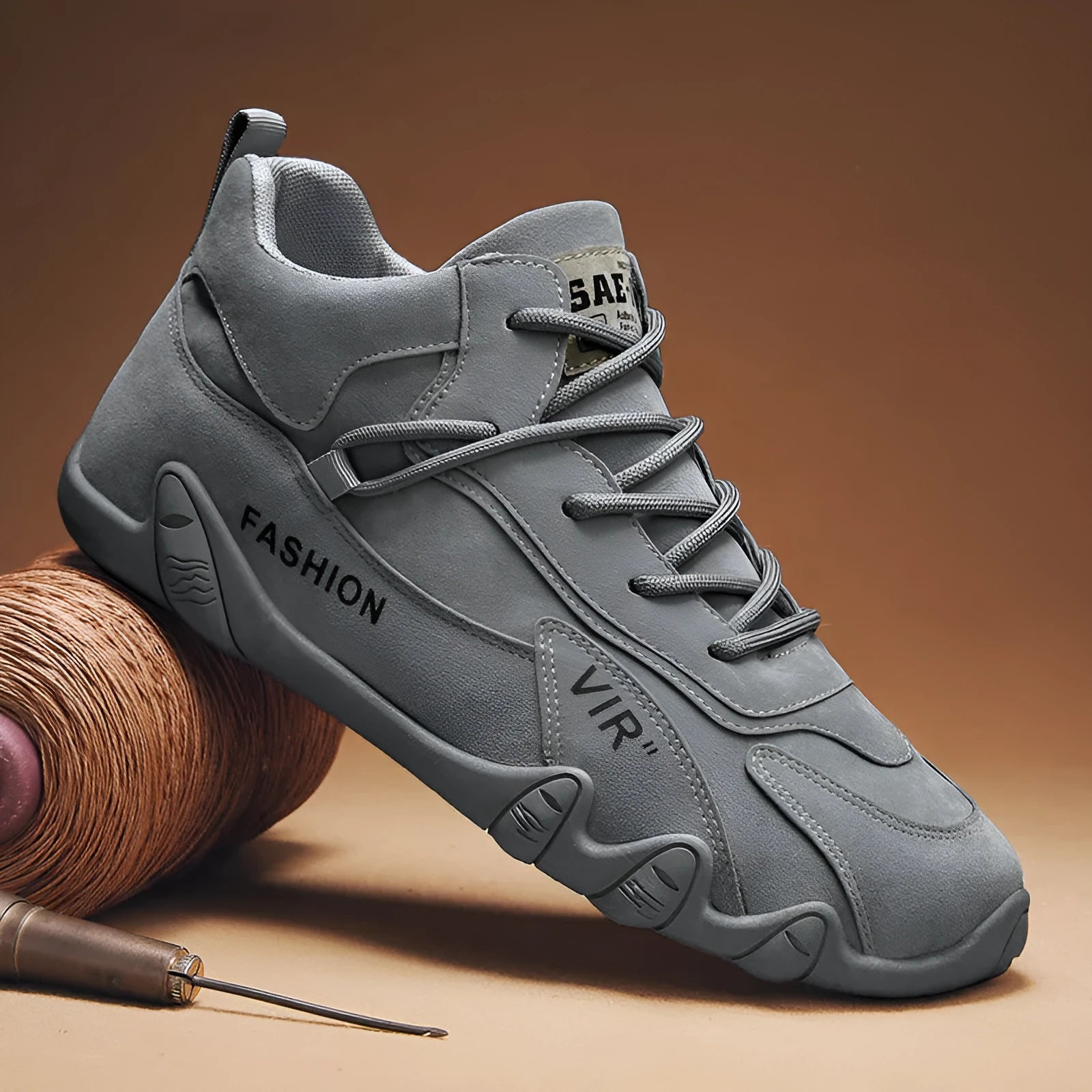 Men's grey low-cut casual shoes with synthetic leather upper and non-slip sole